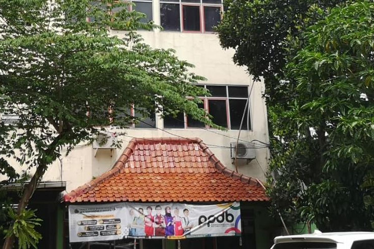 Pihak sekolah SMK Taman Siswa 2, Jakarta Pusat, membantah siswanya terlibat tawuran yang menyebabkan satu muridnya tewas akibat dibacok pelajar sekolah lain di Jalan Industri Raya, Kemayoran, Jakarta Pusat, Kamis (19/5/2022).