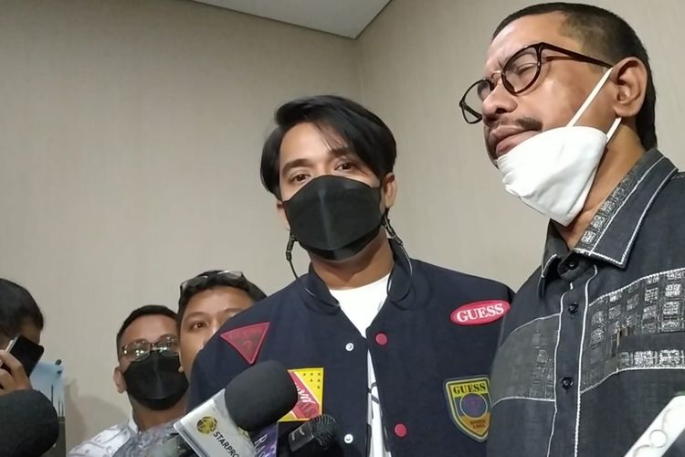 Artis Billy Syahputra tiba di Bareskrim Polri, Jakarta, Kamis (28/4/2022).