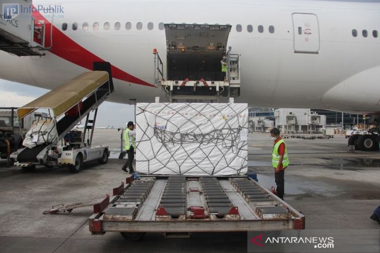 Petugas Bandara Soekarno-Hatta, Banten, mengecek kedatangan vaksin Pfizer, Jumat (26/11/2021). (ANTARA/HO-Kemenkominfo)