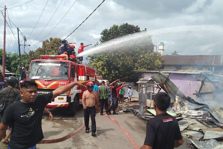 Akibat ditinggalkan saat sedang memasak, sekitar 7 rumah warga yang berada di jalan Gatot Subroto, Kelurahan Bukit Wolio Indah, Kecamatan Wolio, Kota Baubau, Sulawesi Tenggara ludes dilalap api, Kamis (23/2/2023).