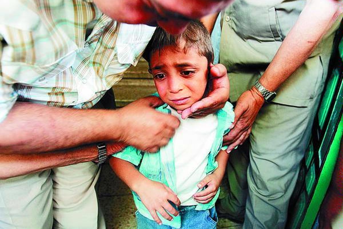 Seorang anak Palestina hanya bisa menahan kesedihan saat pemakaman Bilal Shorbasy di Gaza City, Palestina, Minggu (8/6). Shorbasy tewas ditembak tentara Israel. Jumlah anak Palestina yang mengalami rintihan hati karena kehilangan anggota keluarga terus bertambah.  