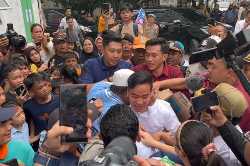 Seorang Pria Peluk Paksa Gibran yang Sedang Berkunjung di Rusun Muara Jakarta Utara