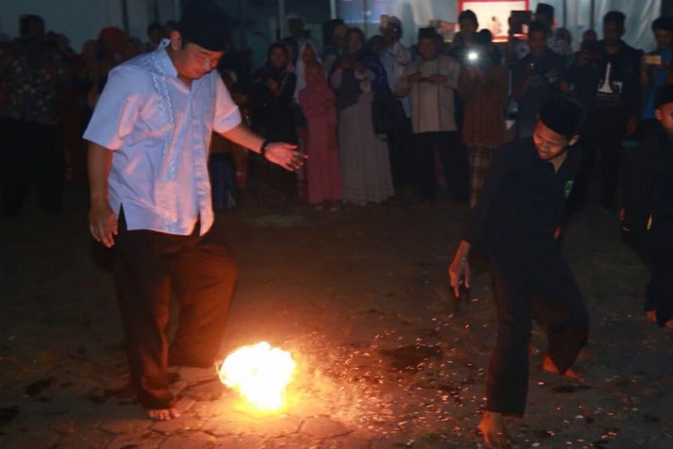 Wali Kota Semarang Hendrar Prihadi bermain sepakbola api di Pondok Pesantren Salafiyah Az-Zuhri Ketileng, Semarang, Sabtu (2/7/2017). Permainan sepakbola api digelar dalam memeringati Idul Fitri 1438 Hijiriah dan hari lahir pondok pesantren itu.