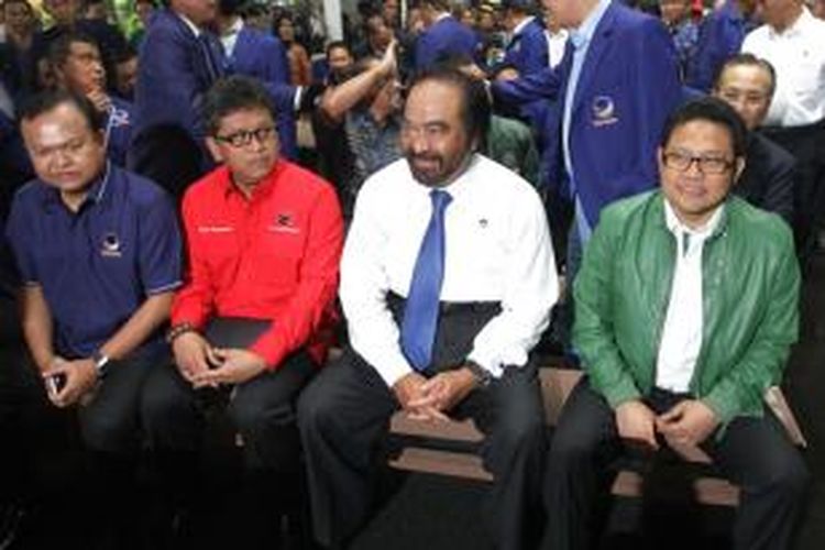 Ketua Umum Partai NasDem, Surya Paloh (tiga kanan) bersama Sekjen Partai NasDem Patrice Rio Capella (kiri), Plt Sekjen PDIP, Hasto Kristianto (dua kiri), dan Ketua Umum PKB, Muhaimin Iskandar (dua kanan), menghadiri acara HUT ke-3 Partai NasDem di kantor DPP Partai NasDem, Jakarta Pusat, Selasa (11/11/2014). Acara yang diadiri tokoh politik, mayoritas dari Koalisi Indonesia Hebat (KIH) ini mengambil tema  