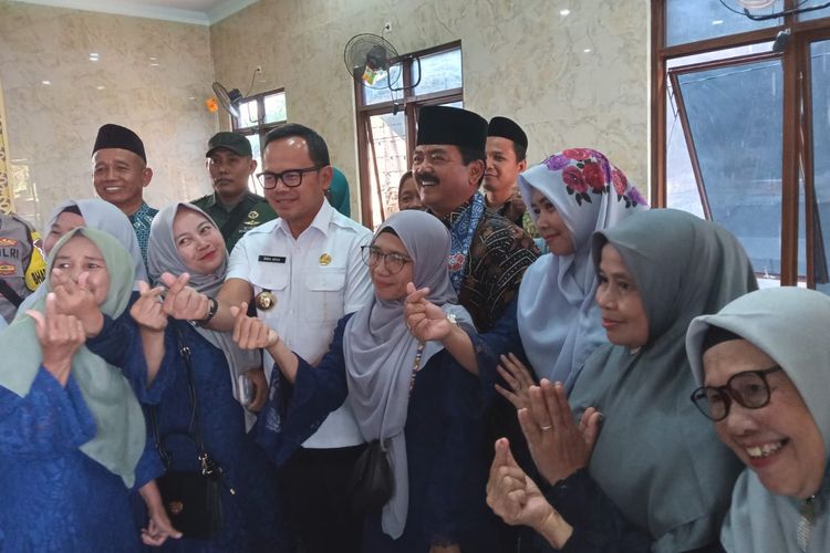 Menteri Agraria dan Tata Ruang/Kepala Badan Pertanahan Nasional (ATR/BPN) Hadi Tjahjanto menyerahkan 6 Sertifikat Tanah Wakaf kepada 5 perwakilan penerima di Musala Assa'adah, Kelurahan Mekarwangi, Kecamatan Tanah Sereal, Kota Bogor, Rabu (27/9/2023).