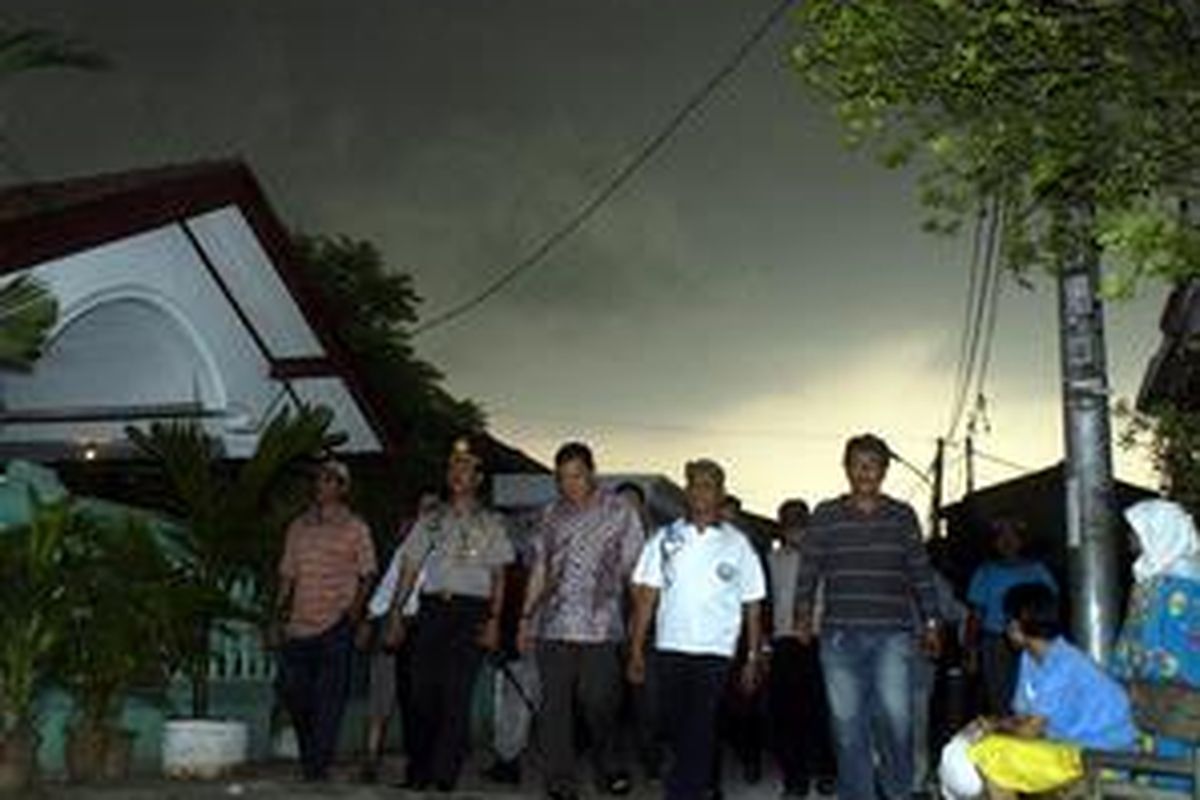 Walikota Jakarta Timur, Murdhani (tengah memakai batik) berjalan bersama Kapolres Jakarta Timur, Kombes Hasanudin (dua dari kiri) usai mediasi dengan pihak kampus serta tokoh keagamaan membahas keamanan bersama, Kampung Pulo, Jakarta Timur, Minggu (27/7).