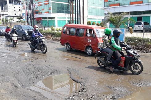 Dampak Banjir, Jalan Pejuang Pondok Ungu Bekasi Rusak Parah