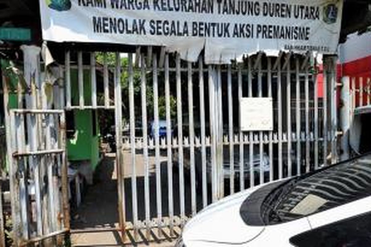 Salah satu pintu portal yang ditutup di kawasan Jalan Rambutan, Tanjung Duren Utara, Jakarta Barat, Senin (10/8). Sejumlah ruas jalan yang pintu portalnya ditutup dimanfaatkan untuk areal parkir mobil warga.
