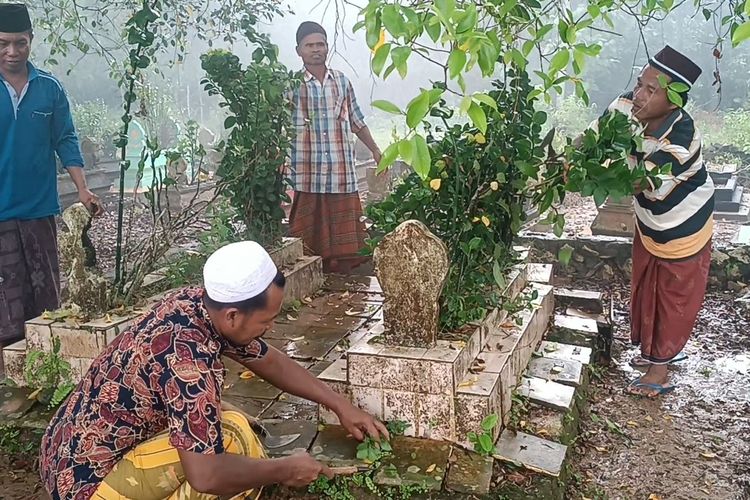 Warga Desa Mapper, Kecamatan Proppo, Kabupaten Pamekasan sedang Ngusar makam, Kamis (7/3/2024).