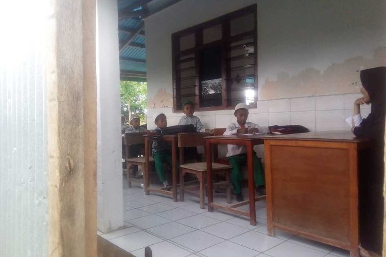 Foto : Siswa-siswi dan guru melaksanakan proses KBM di teras Masjid Baburahman dan rumah warga, Kamis (9/1/2020).