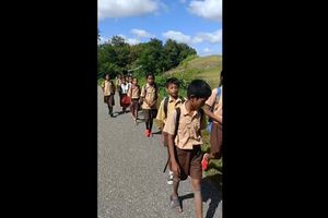 Kaki-Kaki Kecil Pembelah Savana: Perjuangan Siswa Sumba Timur Berjalan 11 Km demi Sekolah