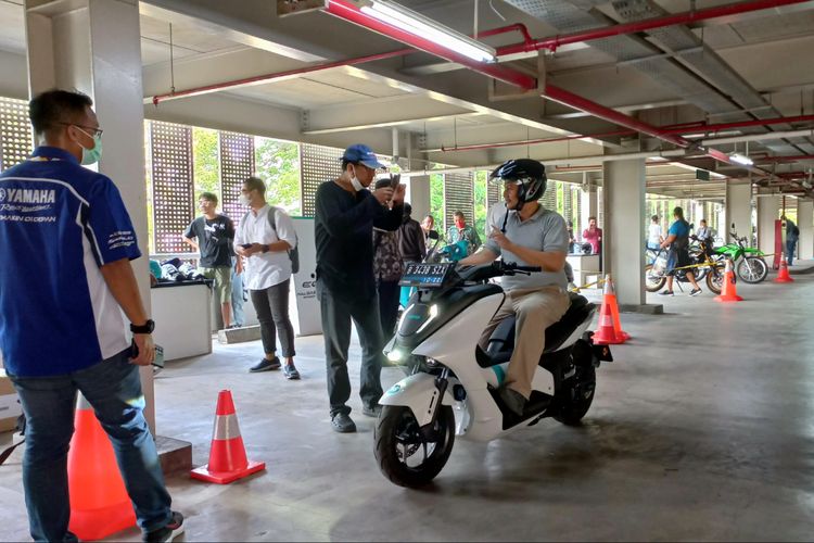 Test ride motor listrik dan motor konvensional di Indonesia Motorcycle Show (IMOS) 2022