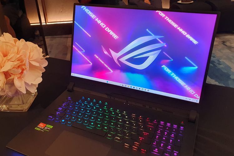 Asus ROG Strix Scar 17 ditenagai oleh prosesor AMD Ryzen 9 7945HX dengan konfigurasi 16 core dan 32 thread guna menunjang tugas berat. Prosesor ini juga didukung GPU hingga Nvidia GeForce RTX 4090 dengan TGP 175W.