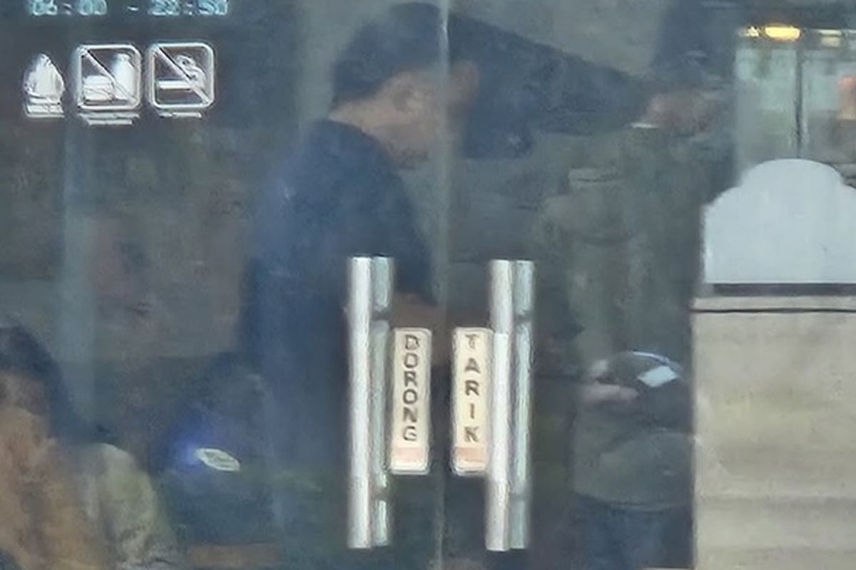 Gambar mirip Ivan Sugianto berada di luar Rutan diunggah akun @ssc_politik