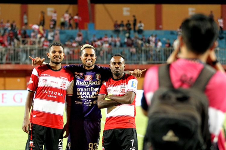 Pemain asal papua yang bermain di Madura United, Fandry Imbiri dan Engelberd Sani (kiri-kanan).