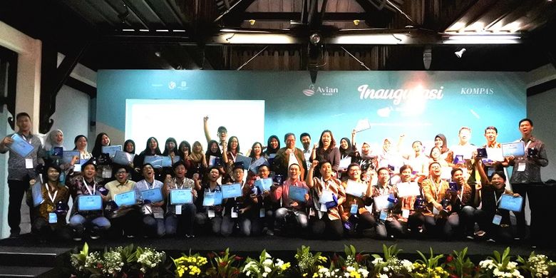 Sebanyak 40 mahasiswa dari berbagai universitas di Indonesia menerima Beasiswa Juara yang merupakan kerja sama harian Kompas dan Avian Brands