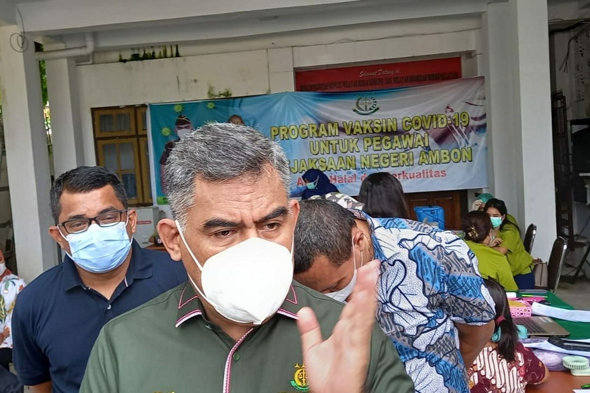 Kepala Kejaksaan Negeri Ambon, Dian Frits Nalle memberikan saat diwawancarai wartawan di Kantor Kejari Ambon, Jumat (4/2/2022).