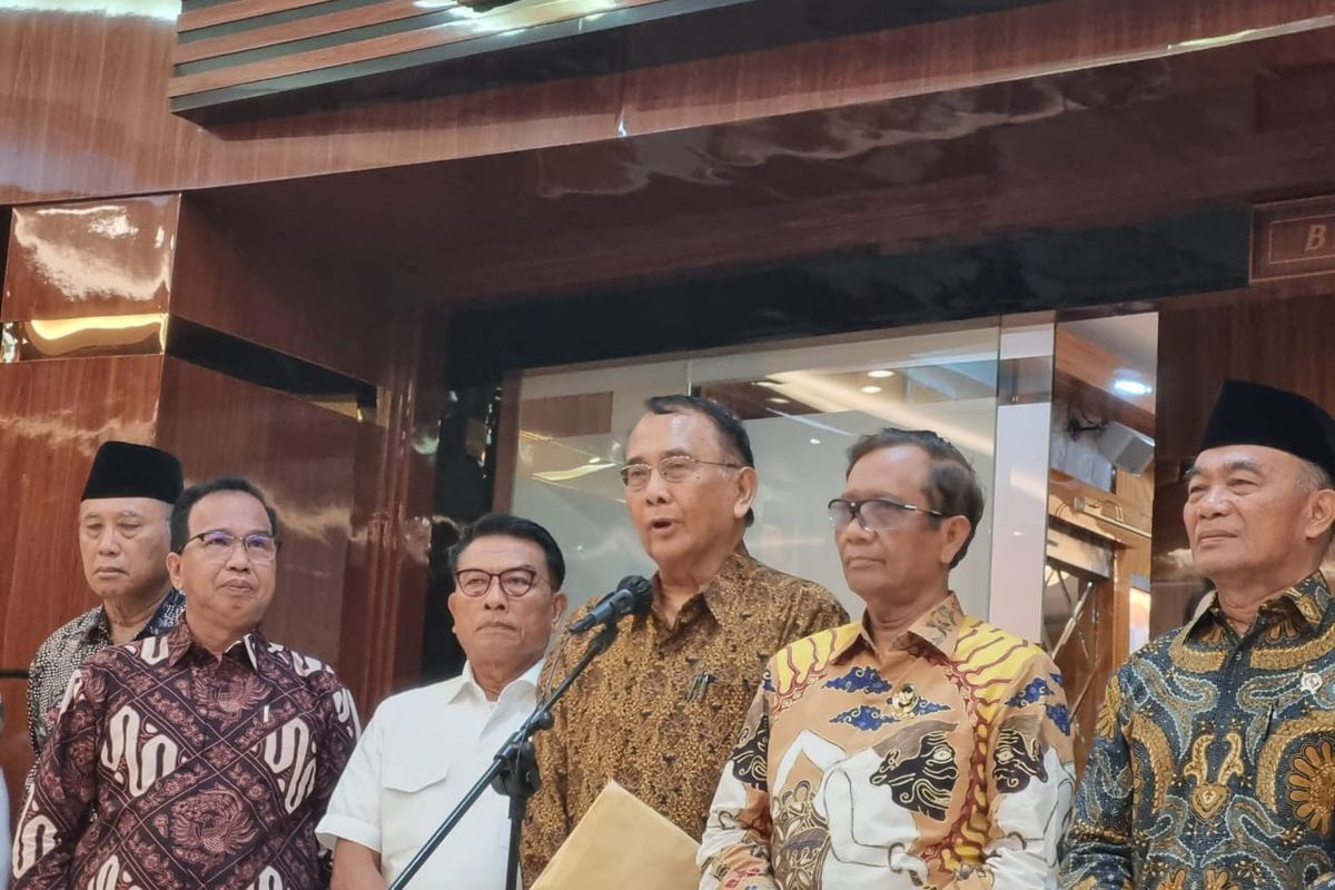 Ketua Tim Pelaksana PPHAM Makarim Wibisono bersama Menko Polhukam Mahfud MD, Menko PMK Muhadjir Effendy, dan Kepala Staf Kepresidenan Indonesia Moeldoko di Kemenko Polhukam, Jakarta, Kamis (29/12/2022).