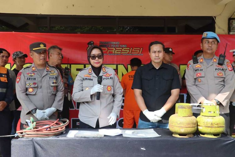 Kapolres Subang AKBP Sumarni (tengah) dan jajaran saat merilis kasus pencurian besi bekas rel di Mapolres Subang, Rabu (31/5/2023).