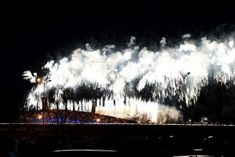 Pertunjukan kembang api saat upacara pembukaan Olimpiade Musim Dingin Beijing 2022 di Stadion Nasional, yang juga dikenal sebagai Sarang Burung, di Beijing pada Jumat (4/2/2022).