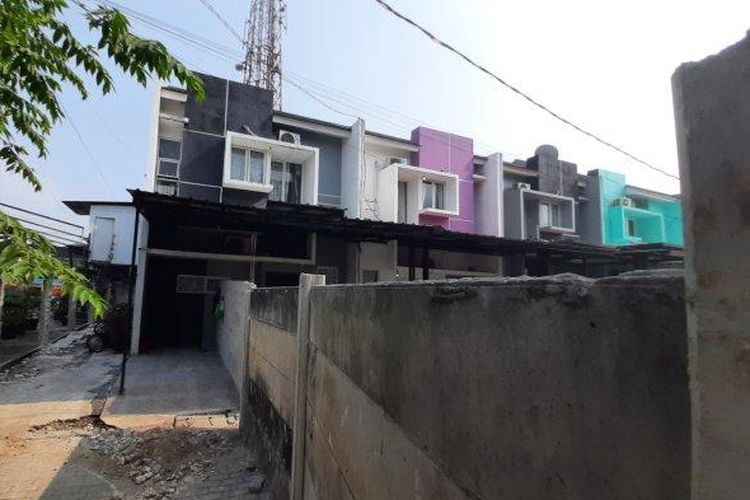 Rumah warga terbelah dinding beton akibat sengketa lahan di Cluster Green Village Perwira, Bekasi Utara, Kota Bekasi. 