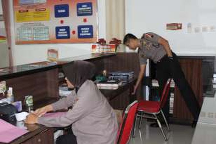 Kapolres Batang, Jawa Tengah, membuka laci anggotanya di Samsat Batang antisipasi punutan liar.