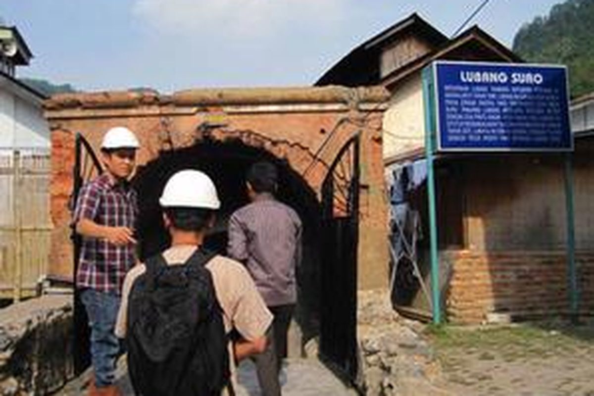 Lubang Mbah Soero atau Lubang Mbah Suro merupakan lubang bekas tambang batubara di Tangsi Baru Kelurahan Tanah Lapang, Kecamatan Lembah Segar. Tempat itu punya kisah panjang dan menarik. Dari sinilah lahir nama Orang Rantai, yaitu pekerja tambang yang tak lain adalah pesakitan dari berbagai daerah di Hindia Belanda.