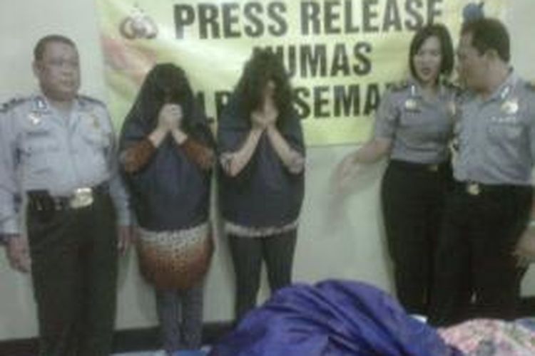 Rusmiyati (45) dan Suparti (49) warga Salatiga ditangkap polisi lantaran mengutil 27 daster di toko Eka Busana, Ungaran, Jawa Tengah