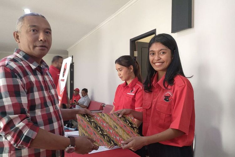 Perwakilan dari Bakal calon gubernur Maluku Febry Calvin Tetelepta saat mengambil formulir pendaftaran di Kantor DPD PDIP Maluku, Rabu (17/4/2024).
