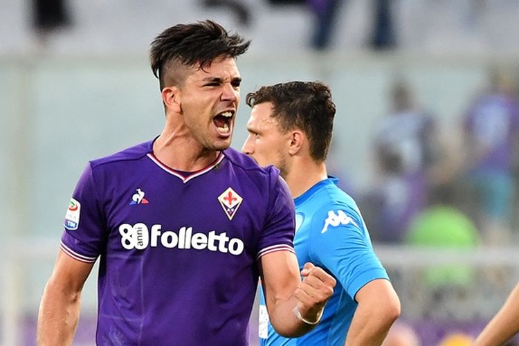 Penyerang Fiorentina asal Argentina, Giovanni Simeone (kiri), melakukan selebrasi setelah mencetak gol ke gawang Napoli dalam pertandingan Liga Italia di Stadion Artemio-Franchi, Florence, Minggu (29/4/2018).
