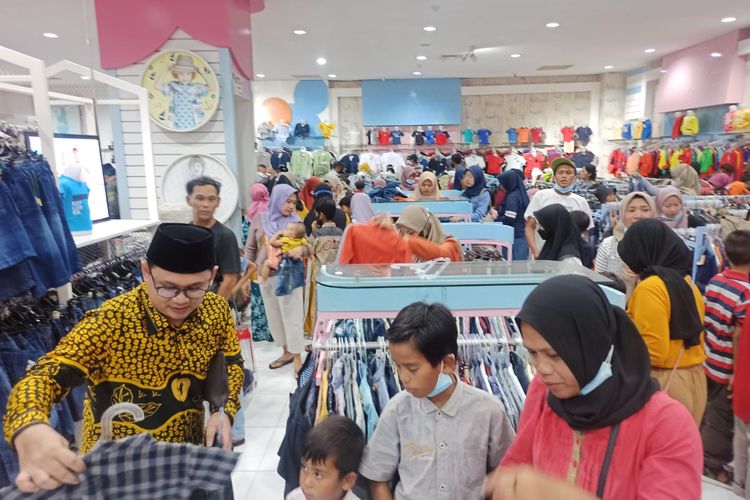 Kepala Desa Sidomulyo Kecamatan Silo Kabupaten Jember, Kamiludin sat mengajak anak yatim ke mall pada Sabtu (15/4/2023) 