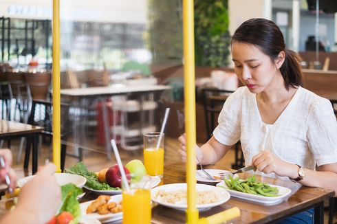 5 Cara Mencegah Penularan Covid-19 Saat Makan di Restoran