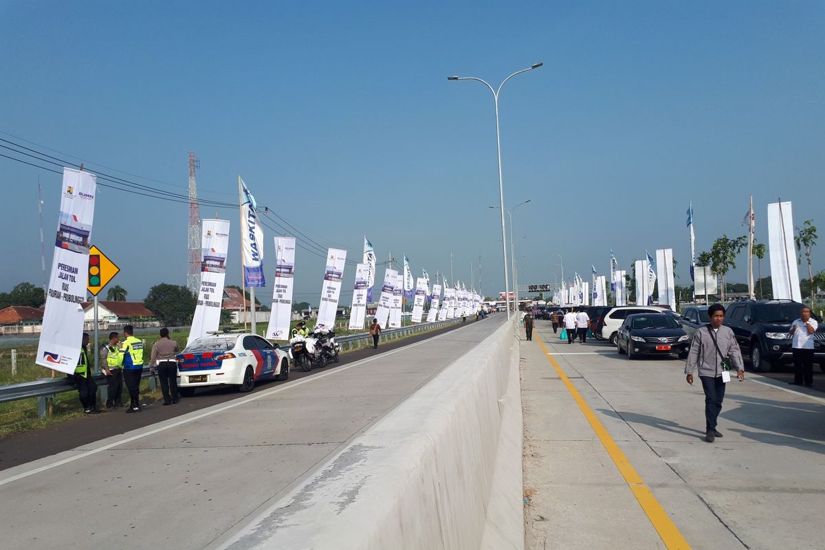 Suasana di gerbang tol Pasuruan-Probolinggo pintu timur di Kecamatan Leces diresmikan Jokowi pada Rabu (10/4/2019). 