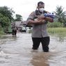 Evakuasi Banjir, Kapolres Singkawang Gendong Bayi Usia 6 Hari