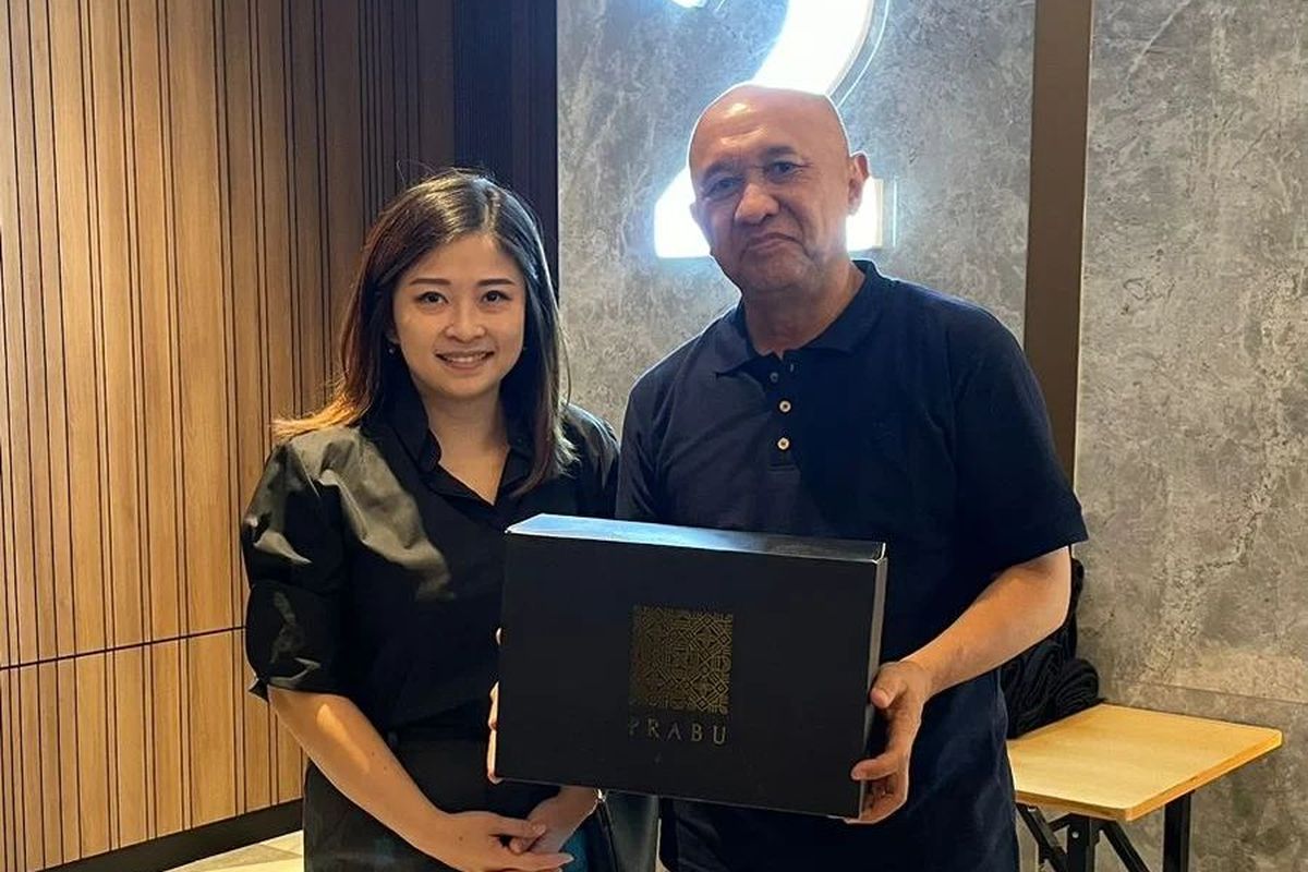 Lisa Yumi dan Menteri Koperasi dan UKM Teten Masduki dalam acara Revolusi Lokal yang dilangsungkan pada bulan November lalu.