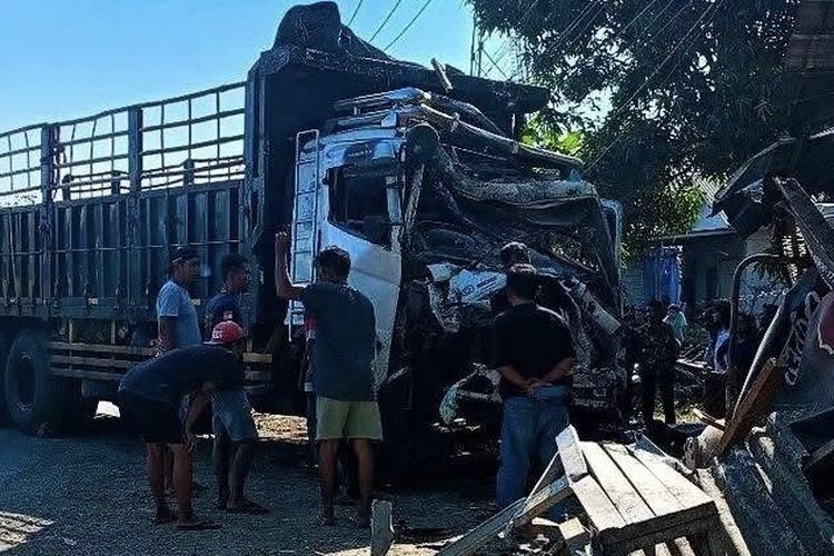 Truk Trailer Oleng Tabrak Bengkel Tambal Ban di Pantura Indramayu, 4 Orang Terluka
