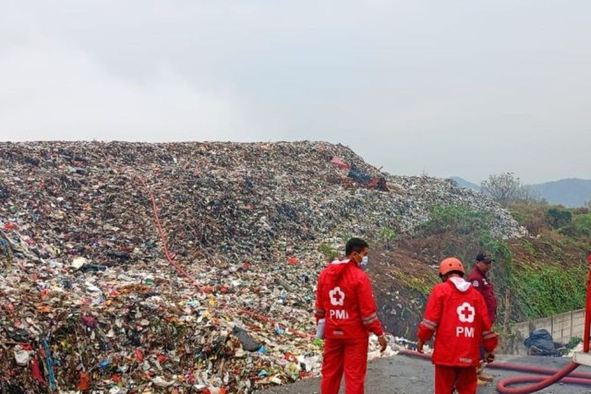 Personel PMI Kota Sukabumi saat diperbantukan untuk memadamkan kebakaran TPA Cikundul di Kampung Saluyu, Kelurahan Situmekar, Kecamatan Lembursitu, Kota Sukabumi, Jabar pada Minggu, (22/10/2023). 