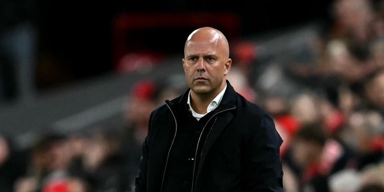 Pelatih Liverpool, Arne Slot, menyaksikan timnya tertinggal 0-3 saat menghadapi Crystal Palace di Anfield pada laga Piala Liga (Carabao Cup) Inggris pada 29 Oktober 2025.