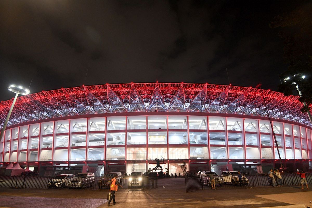 Pemandangan di kawasan Stadion Utama Gelora Bung Karno, Jakarta, Sabtu (13/1) malam. Renovasi stadion yang menelan biaya sebesar Rp769 miliar tersebut telah selesai dan rencananya akan diresmikan Presiden Joko Widodo pada Minggu (14/1) petang sesaat sebelum dipergunakan untuk pertandingan antara Timnas Indonesia melawan Timnas Islandia. ANTARA FOTO/Sigid Kurniawan/1pd/8.