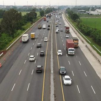 Ilustrasi Jalan Tol Jakarta-Cikampek. Pemerintah resmi mengeluarkan aturan pembatasan kendaraan barang pada Lebaran 2024.