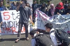 Hardiknas, Mahasiswa Malang Demo Sindir Mendikbud