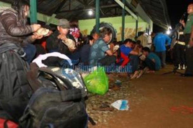 Ratusan pengungsi eks Gafatar asal Mempawah makan malam usai tiba di Bekangdam XII/Tpr, Jl Adisucipto, Kubu Raya, Kalimantan Barat, Selasa (19/1/2016) pukul 19.30 WIB. Arus pengungsian 664 warga ini terbagi dalam dua gelombang, pertama datang sejumlah 327 orang dari Moton Panjang dan sisanya 337 pada gelombang kedua dari Desa Pasir, Kabupaten Mempawah.