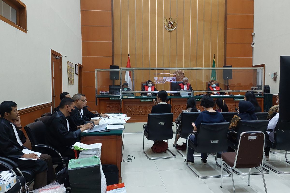 Persidangan kasus investasi bodong KSP Indosurya dengan terdakwa Henry Surya kembali digelar di Pengadilan Negeri Jakarta Barat, Selasa (1/11/2022). Persidangan ke-11 ini menghadirkan 8 orang saksi yang terdiri dari pendiri hingga pengurus KSP Indosurya.  