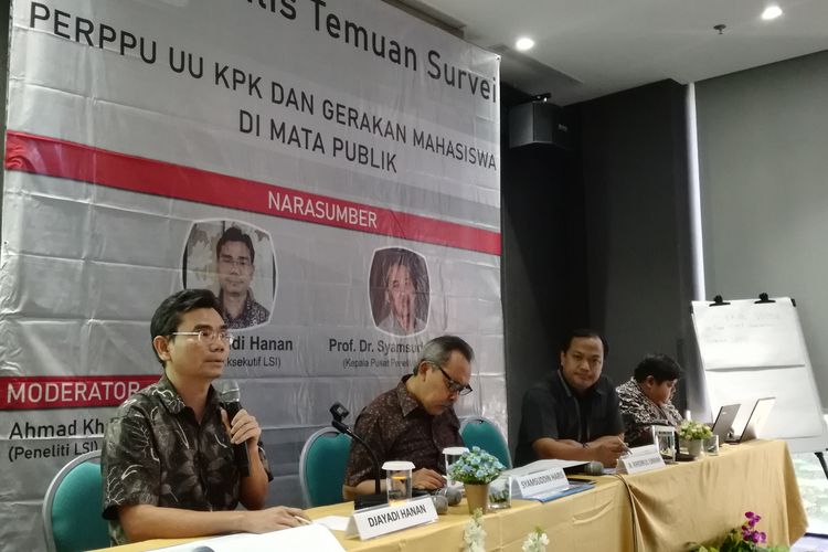 Direktur Eksekutif LSI Djayadi Hanan (paling kiri) dalam paparan rilis temuan survei Perppu UU KPK dan Gerakan Mahasiswa di Mata Publik di Erian Hotel, Jakarta, Minggu (6/10/2019).