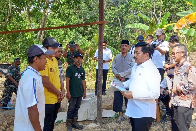 Menteri ATR/BPN Hadi Tjahjanto menyerahkan sertifikat tanah kepada warga di Balikpapan, Kalimantan Timur
