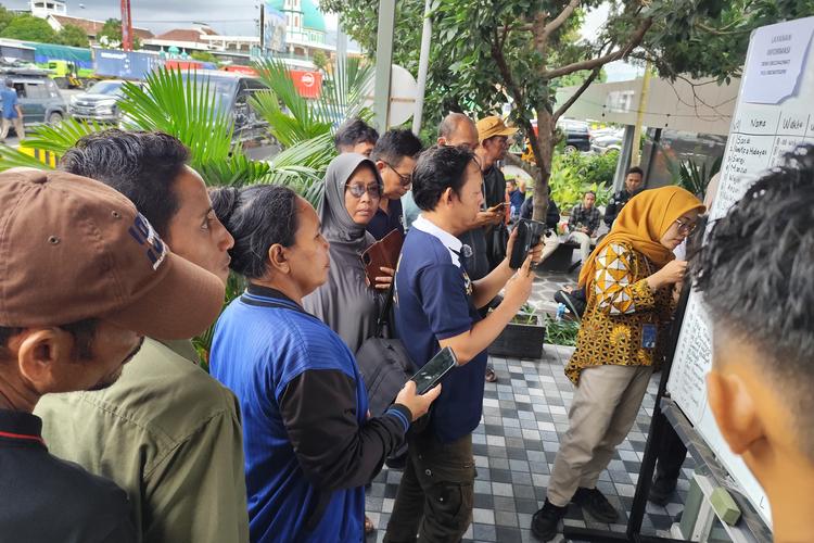 Sejumlah keluarga tengah mendatangi posko terkait tenggelamnya Kapal Motor Penumpang (KMP) Tunu Pratama Jaya di Selat Bali, Kamis (3/7/2025).