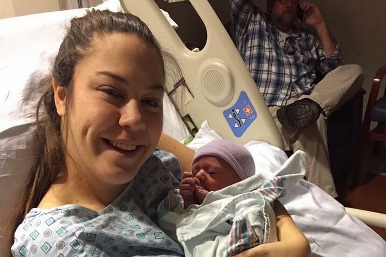 Ally Opfer, seorang ibu asal Cleveland, Amerika Serikat (AS), saat menggendong putranya Oliver pada 21 Desember 2016. Ally menuturkan dia baru mengetahui hamil 30 menit sebelum melahirkan.