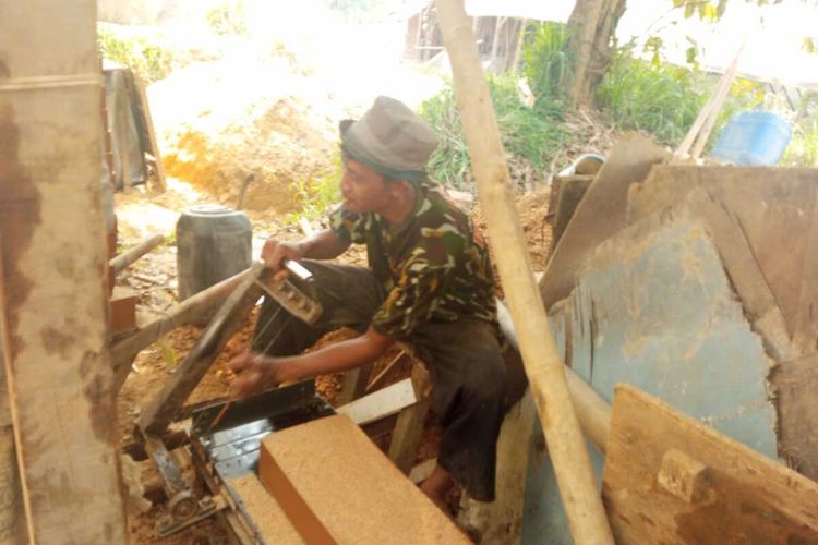 Pengrajin bata merah di Jelegong, Kecamatan Kutawaringin, Kabupaten Bandung, Jawa Barat mengaku kesulitan mendapatkan bahan baku tanah lempung lantaran krisis lahan yang terjadi, selain itu para pengusaha bata merah mesti berkompetisi dengan teknologi teranyar yakni bata habel.