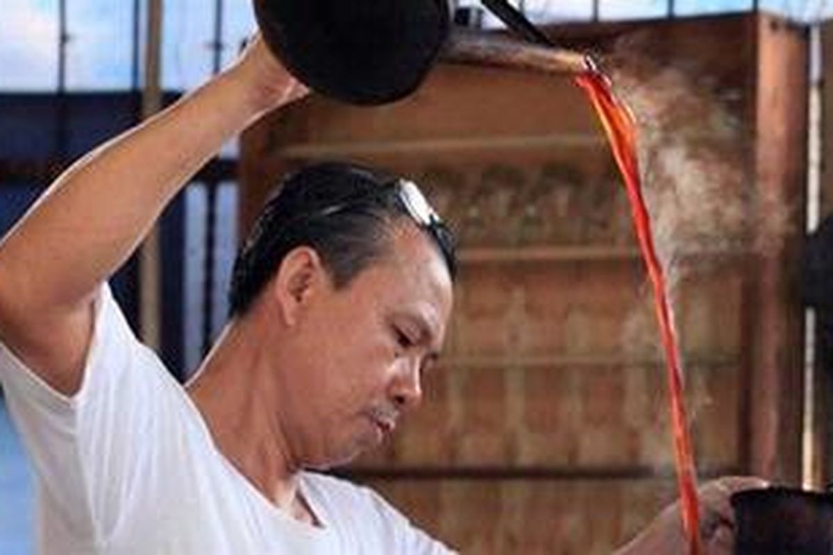 Johny Poluan, pemilik Kedai Kopi dan Bakpau Kwang Koan, menyeduh kopi dengan cara tradisional.