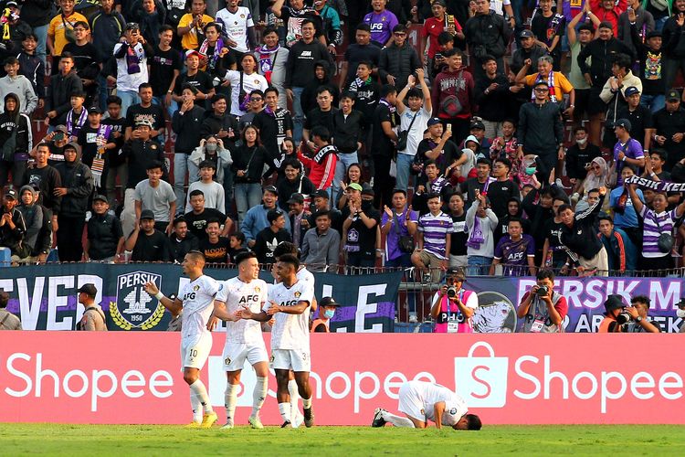 Suporter Persik Kediri menyaksikan langsung pertandingan pekan ke-3 Liga 1 2023-2024 melawan Arema FC yang berakhir dengan skor 5-2 di Stadion Brawijaya Kediri, Sabtu (15/7/2023) sore WIB.
